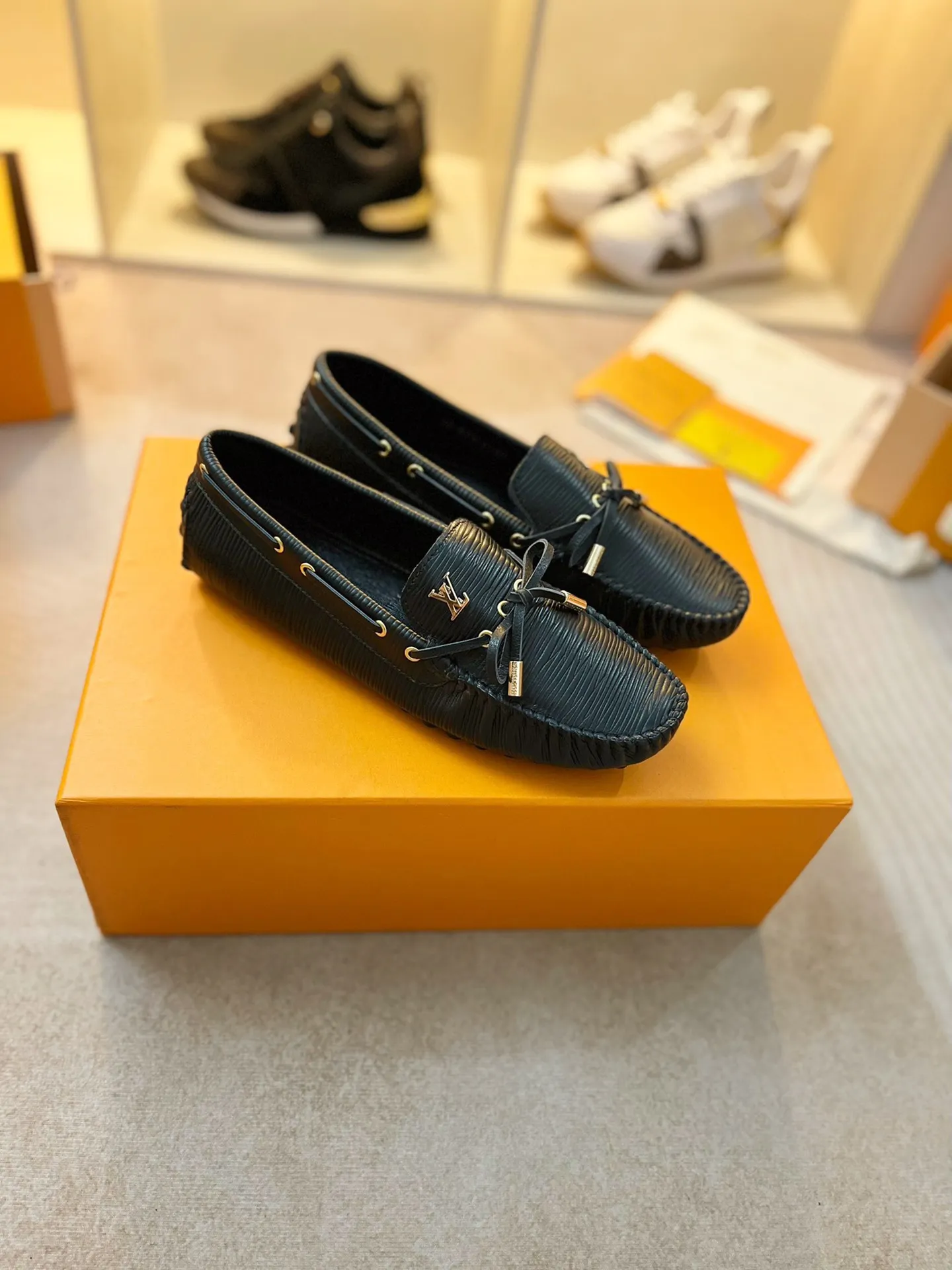 p460💰Couple model❤️🇫🇷 𝙇𝙤𝙪𝙞𝙨 𝙑𝙪𝙞𝙩𝙩𝙤𝙣 🇫🇷Louis Vuitton 2023 Classic𝓛𝓿 𝓣𝓻𝓪𝓲𝓷𝓮𝓻 Sports Series ➪➪➪¯ [Arizona Doudou Shoes Series] ▪️▪️▪️Arizona slip-on shoes are made of Monogram Eclipse canvas. Its hand-painted and dyed edges and hand-sewn uppers fully demonstrate Louis Vuitton's traditional shoemaking craftsmanship. This slip-on shoe is very lightweight. The integrated tongue and upper make it particularly comfortable and flexible. The soft outsole is equipped with rubber padding. Decorated with matching sash. Detailed features: ☑️Monogram Eclipse canvas ☑️Black Eclipse pattern ☑️Hand-painted shoe edges ☑️Hand-sewn uppers (each pair takes time to process) ☑️Integrated tongue and upper construction ☑️Outsole equipped with rubber lining ☑️size: 35_46